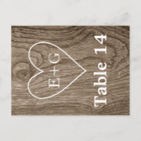 Herz mit Initialen auf Holztisch Nummer