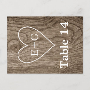 Herz mit Initialen auf Holztisch Nummer Postkarte