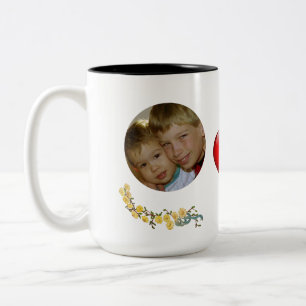 Herz mit zwei Fotos und Blumen - Personalisieren Zweifarbige Tasse