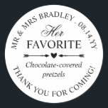 Herz Pfeile ihre Lieblings-Hochzeit Candy Gefallen Runder Aufkleber<br><div class="desc">Personalisiert ihre Lieblings-Hochzeitskandy-Aufkleber für Ihre Hochzeitstaschen Leckerei, die Sie Ihren Gästen geben, als ein Dankeschön für die Teilnahme an Ihrer Hochzeit! In gebogenem Text, fügen Sie Ihre Namen, Hochzeitstag, und ein Dankeschön. Schreiben Sie den Typ der Leckerei, die der Beutel oder das Packstück enthält. Schwarz/Weiß Ihre Lieblings-Hochzeitsaufkleber verfügen über einen...</div>