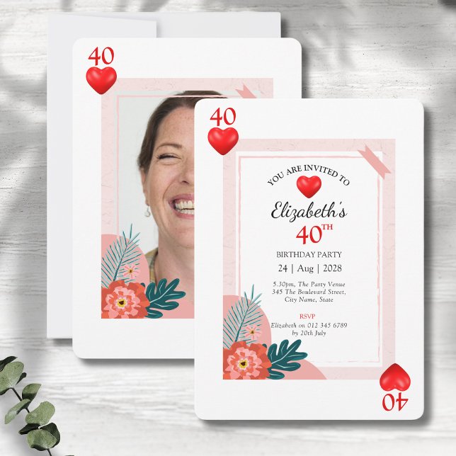 Herz-Spielkarte 40. Geburtstag Party Einladung (40th birthday hearts playing card style party invitations showing front and rear on grey wood.)
