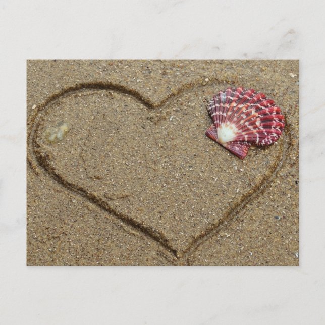 Herz und Muschel am Strand Postkarte (Vorderseite)