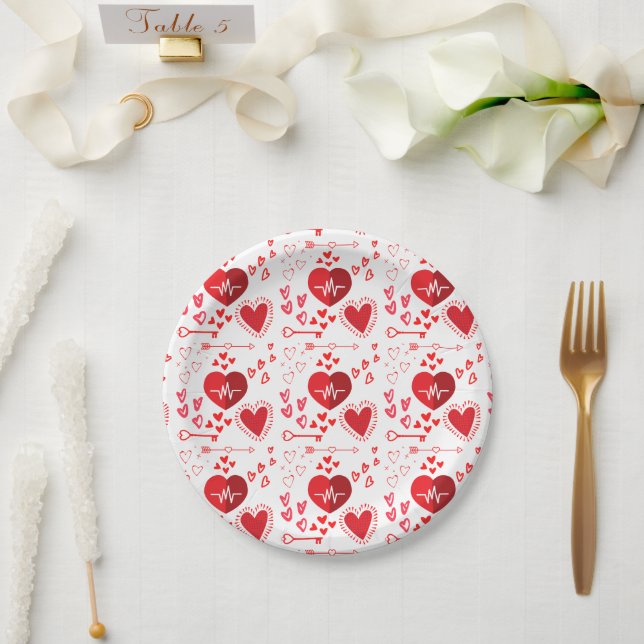Herz und Pfeil der roten Liebe Pappteller (Hochzeit)