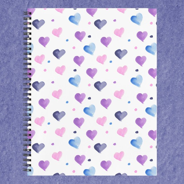 Herz und Punkte Wasserfarbe Rosa Blau Lila Notizbuch (A notebook with a pink, blue and purple watercolor heart pattern)