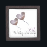 Herzballons zum 30. Geburtstag der Perlen Kiste<br><div class="desc">Personalisierte Geschenkboxen zum 30. Hochzeitstag - ein persönliches Geschenk für einen Ehemann, um seine Ehefrau zum Perlenhochzeitstag nach dreißig Jahren Ehe zu geben. Die Namen des Ehepaares können individuell angepasst werden und die Schmuckbox kann für die Aufbewahrung von Schmuck oder Gegenständen mit wertvollen Erinnerungen verwendet werden. In diesem modernen Design...</div>