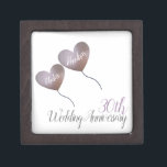 Herzballons zum 30. Geburtstag der Perlen Kiste<br><div class="desc">Personalisierte Geschenkboxen zum 30. Hochzeitstag - ein persönliches Geschenk für einen Ehemann, um seine Ehefrau zum Perlenhochzeitstag nach dreißig Jahren Ehe zu geben. Die Namen des Ehepaares können individuell angepasst werden und die Schmuckbox kann für die Aufbewahrung von Schmuck oder Gegenständen mit wertvollen Erinnerungen verwendet werden. In diesem modernen Design...</div>