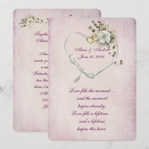Herzband und Hochzeitsringe auf rosa Einladung