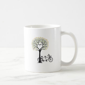 Herzbaum mit Vögeln und Tandemfahrrad Tasse