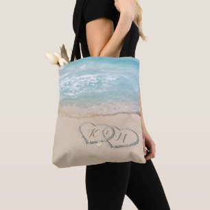 Herzen im Sand Monogramm Paar Strand