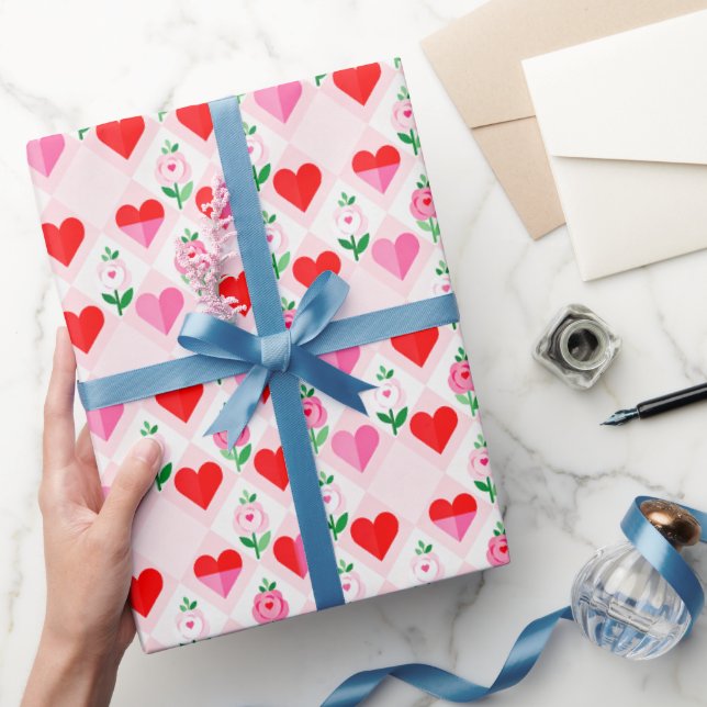 Herzen und Blumen auf Diamant-Valentin Geschenkpapier (Schenken)