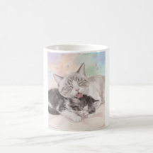 Herzerwärmende Mutterkatze pflegt flauschiges Kätz