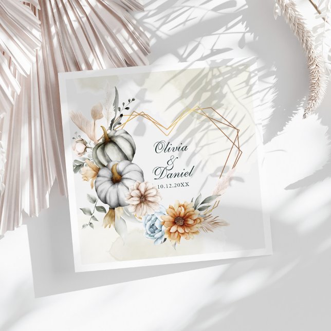Herzform Rahmen Pumpkin-Wildblumen Hochzeit Serviette (Heart Shape Frame Pumpkin Wildflowers Wedding Paper Dinner Napkins on a sunny white table.)