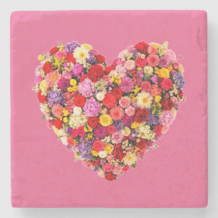 Herzförmige Blumenvalentinsliebesanordnung Steinuntersetzer
