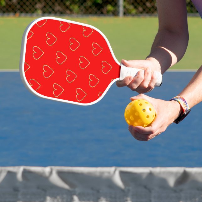 Herzförmige Herzen auf rot Pickleball Schläger (InSitu)