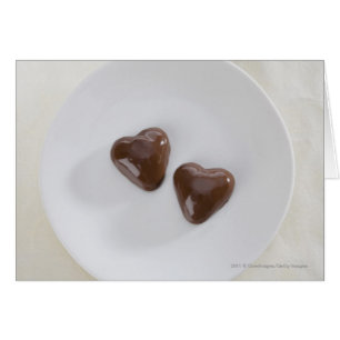 Herzförmige Schokoladenbonbons auf einem Teller