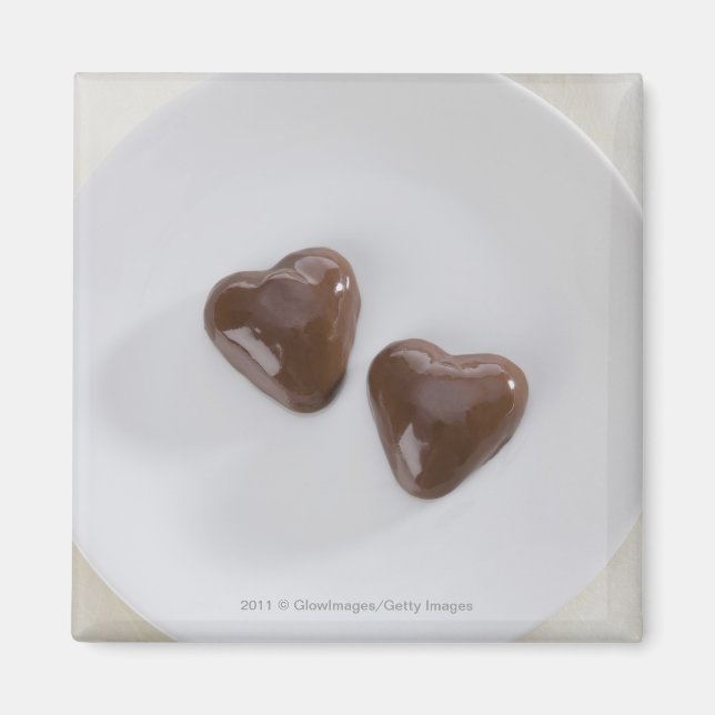 Herzförmige Schokoladenbonbons auf einem Teller Magnet (Vorne)