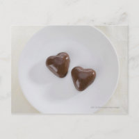 Herzförmige Schokoladenbonbons auf einem Teller