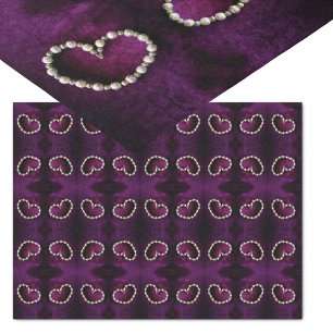 Herzförmige Vintage Perlenstrände auf Lila Seidenpapier