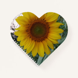 Herzförmiges Notizbuch mit leuchtender Sonnenblume