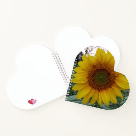 Herzförmiges Notizbuch mit leuchtender Sonnenblume