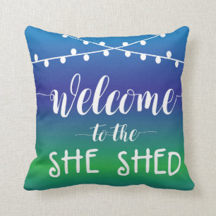Herzlich willkommen im "She Shed" mit Lichtern Kissen