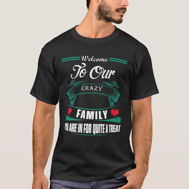 Herzlich Willkommen in unserem Crazy Family Sprich T-Shirt (Vorderseite)
