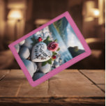 Herzliche Hommage an den Fluss Tri-fold Geldbeutel<br><div class="desc">Weißer,  herzförmiger Stein mit dem Namen Susan Erholungen am Ufer,  mit rosa Rosa geschmückt und von glatten,  grauen Steinen umgeben.</div>
