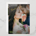 Herzlichen Dank Ihnen Gold Calligraphie 2 Foto Folien Feiertagskarte<br><div class="desc">Ihr Hochzeitstag war perfekt, und Ihre Gäste waren ein großer Teil davon. Wie kann man besser "Danke" sagen als mit einer Karte, die mit einer herzlich verzierten echten Goldfolie verziert ist "Danke!"? Diese schöne Dankeschön-Karte ist der perfekte Weg, um Freunden, Familie oder Hochzeitsgästen Ihre Wertschätzung zu zeigen. Mit einer wunderschönen...</div>