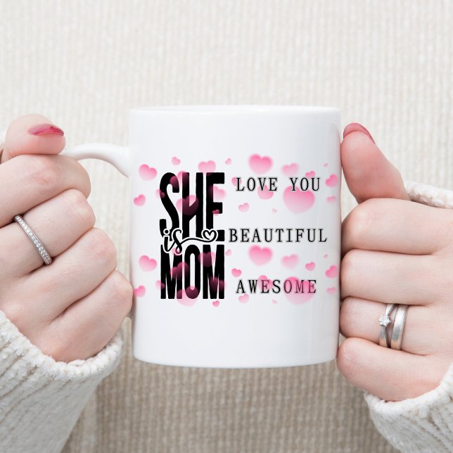 Herzlichen Glückwunsch Muttertag Sie ist Mama Mode Kaffeetasse (Happy Mother´s Day She Is Mom Modern Coffee Mug)