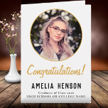 Herzlichen Glückwunsch Simple Graduate Foto Abschl Karte<br><div class="desc">Herzlichen Glückwunsch Simple Graduate Foto Abschluss Card. Elegantes und einfaches Design mit goldenem Skript und individuellem Foto. Fügen Sie Ihr Foto und Ihre Nachricht für den Absolventen in der Karte hinzu.</div>