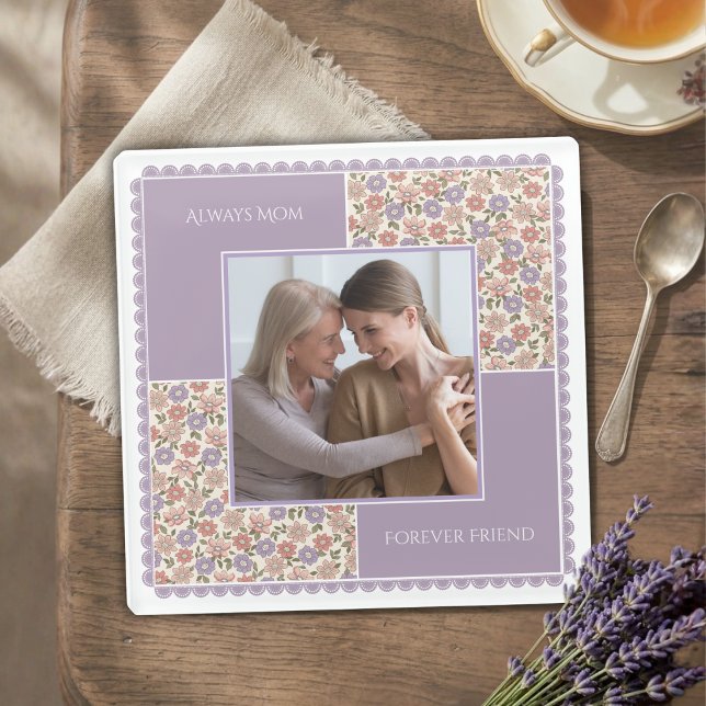Herzliches Lavendel Blumen Mutter Tochter Foto Glasuntersetzer (A square glass photo coaster with lavender and purple floral patterns and a mother-daughter photo)