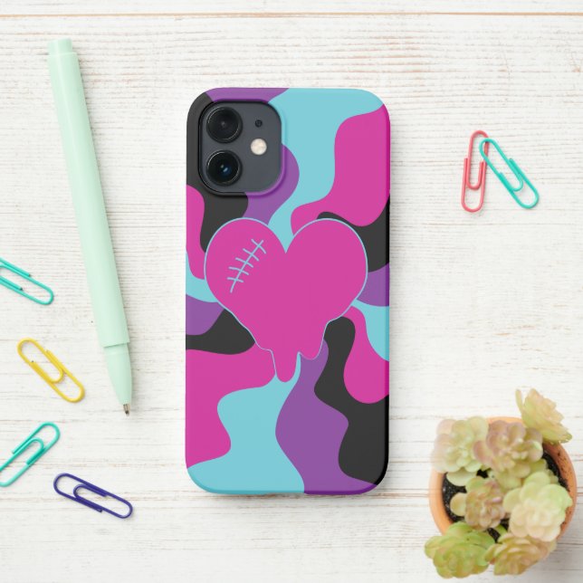 Herzmuskel - rosa, Lila, blau und schwarz iPhone Hülle (Auf dem Schreibtisch)