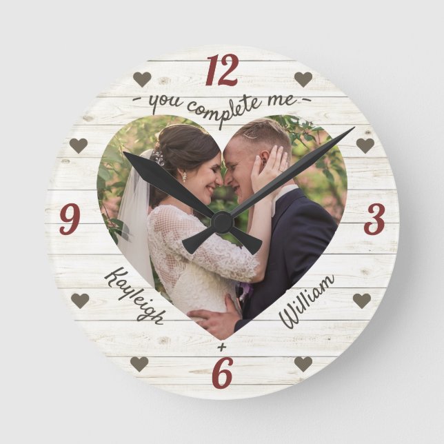 Herzpuzzle Hochzeit Foto Sie ergänzen mich rustika Runde Wanduhr (Vorderseite)
