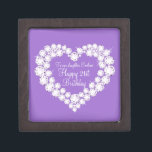 Herztochter 21. Geschenkboxen Schmuckkiste<br><div class="desc">Hübscher diamantengrafischer Effekt auf die lila Keepake Geschenkboxen. Ideal,  um Ihre Tochter am 21. Geburtstag ein besonderes Geschenk zu schenken. Geschenkboxen lautet: "Zu unserer Tochter Eveline. Alles Gute zum 21. Geburtstag",  oder kann mit Ihren eigenen Worten und Namen angepasst werden. Exklusives Design von Sarah Trett.</div>