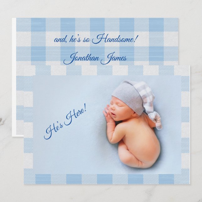 He's Here|Baby Boy Blue Gingham Modern Birth Ankündigung (Vorne/Hinten)