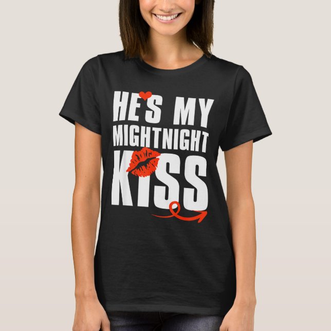 He's My Midnight Kiss Happy New Year Matching Funn T-Shirt (Vorderseite)