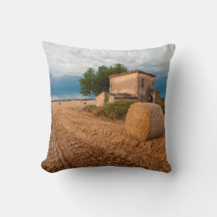 Heuballen auf einem Feld in der Provence Kissen