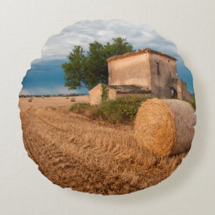 Heuballen auf einem Feld in der Provence Rundes Kissen
