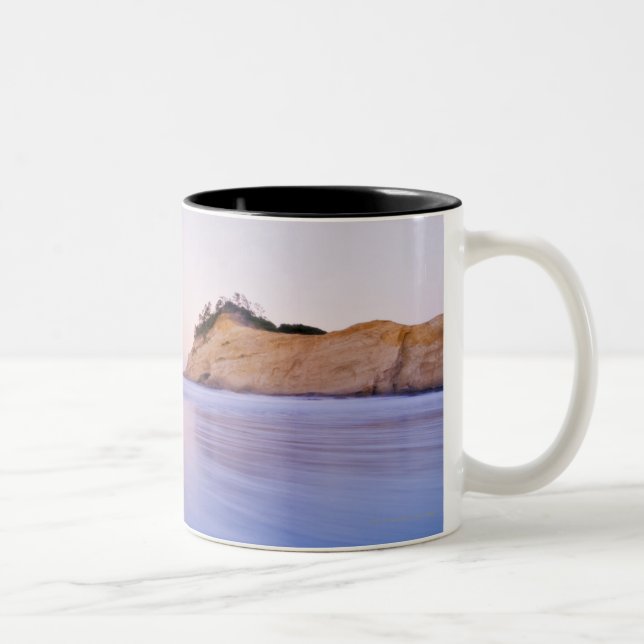 Heuschober-Felsen an Dämmerung unscharfen blauen Zweifarbige Tasse (Rechts)