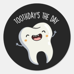 Heute ist der Tag Funny Tooth Puns Dark BG Runder Aufkleber