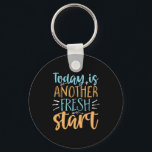 Heute ist ein weiterer Motivierend Neubeginn Schlüsselanhänger<br><div class="desc">Heute ist ein weiterer Neubeginn. Inspiration und motivierend Slogan für diejenigen, die auf einer Diät oder Fitness Jouney beginnen. Diese niedliche Handschrift Typografie Ware ist großartig, um die Auflösung Ihres neuen Jahres neu zu starten und wieder zu beginnen. Verteilen Sie gute Vibes, positive Einstellung, Weisheitswörter und inspirier anderen, stark zu...</div>