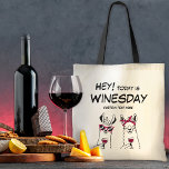 Heute ist WinMittwoch Funny Zitat Tragetasche<br><div class="desc">Feiern Sie "WinMittwoch" mit einer Touch Spaß und Vintagen Charme! Diese komische Weinquotenillustrierung ist das perfekte Geschenk für Weinliebhaber,  mit der Möglichkeit,  einen eigenen Text für diese zusätzliche Charme und Personalisierung hinzuzufügen,  und macht sie zu einer idealen Wahl für weinbezogene Brautpartys oder köstliche Weingeschenke.</div>