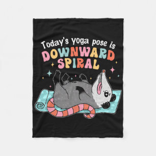 Heutige Yoga-Übung Ist Abwärts-Spirale Possum-Desi Fleecedecke