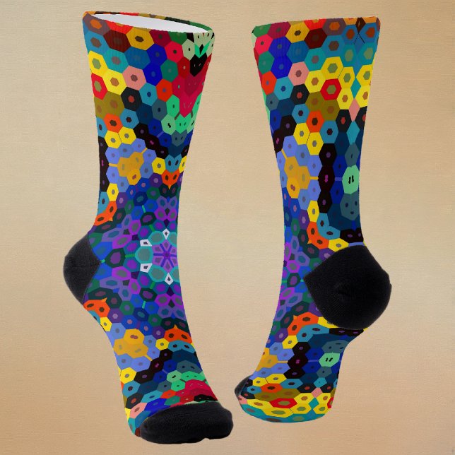 Hex Mandala Blau Gelb Rot und Grün Socken (Blue Yellow Red and Green Hexagon Mandala Socks by Wormhole Orbital)