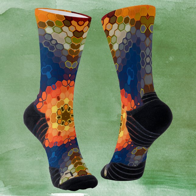 Hex Mandala Blue Orange und Red Socken (Blue Orange and Red Hexagon Mandala Socks by Wormhole Orbital)