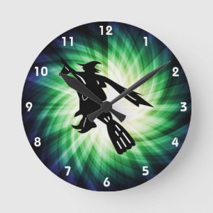 Hexe auf Broom-Silhouette Runde Wanduhr