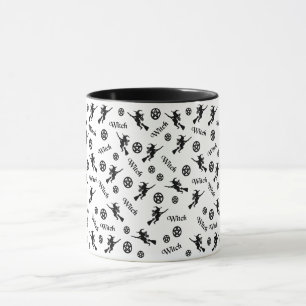Hexe auf einem Besen und Pentagrammen Tasse