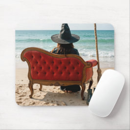 Hexe auf einem Sofa am Meer Mousepad
