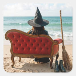 Hexe auf einem Sofa am Meer Quadratischer Aufkleber