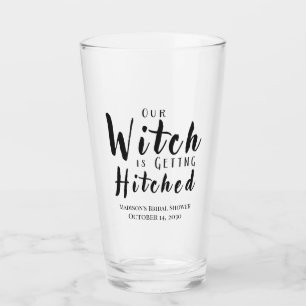 Hexe bekommt heftiges Halloween-Party Bier Glas